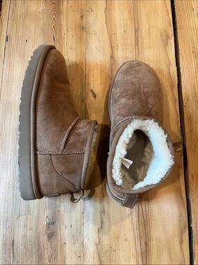 UGG 9 Chestnut Classic Ultra Mini Bootie
Suede Shearling